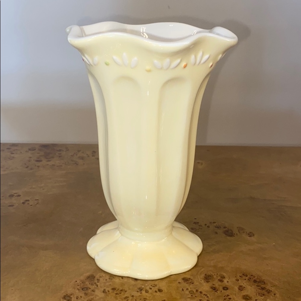 Creme Vase Petal Accents